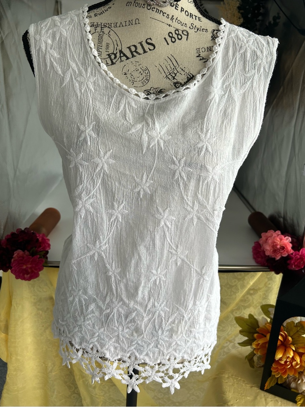 Women's White Sleeveless Embroidered Lace-Hem Blouse